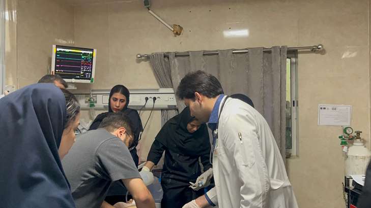 تلاش کادر درمان بیمارستان حضرت ابوالفضل(ع)میناب برای حادثه دیدگان عروسی کوهستک